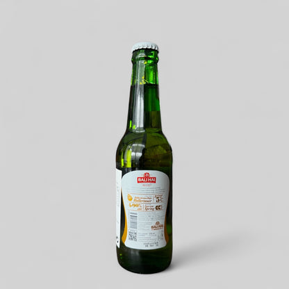 Vanka Kawat Bali Hai Premium Munich Lager, deutsches Bier, helles Lager mit goldener Farbe und schaumigem Kopf, Flasche im Bild