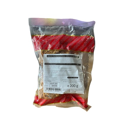 Knusprige scharfe Tempeh-Chips von Amboina B.V, gewürzt mit würziger, roter Chili für einen pikanten Snack.