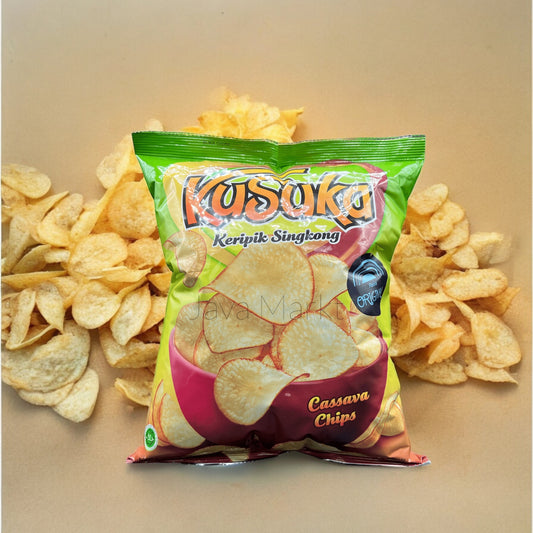 Knusprige Kusuka Cassava Chips Original von Nesia Food, helle, dünne Chips in einer offenen Verpackung sichtbar