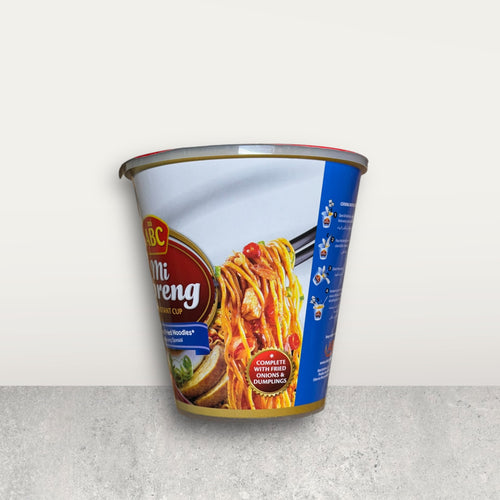 Instantnudeln der Marke Oriental Merchant, ABC Instant Cup Mie Goreng Spesial, in einer runden Verpackung mit Nudeln und Gewürzen