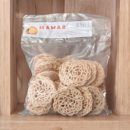 Knusprige Kerupuk Bawang Mawar White Chips von Nesia, goldbraune, gewürzte Chips auf weißem Hintergrund sichtbar.