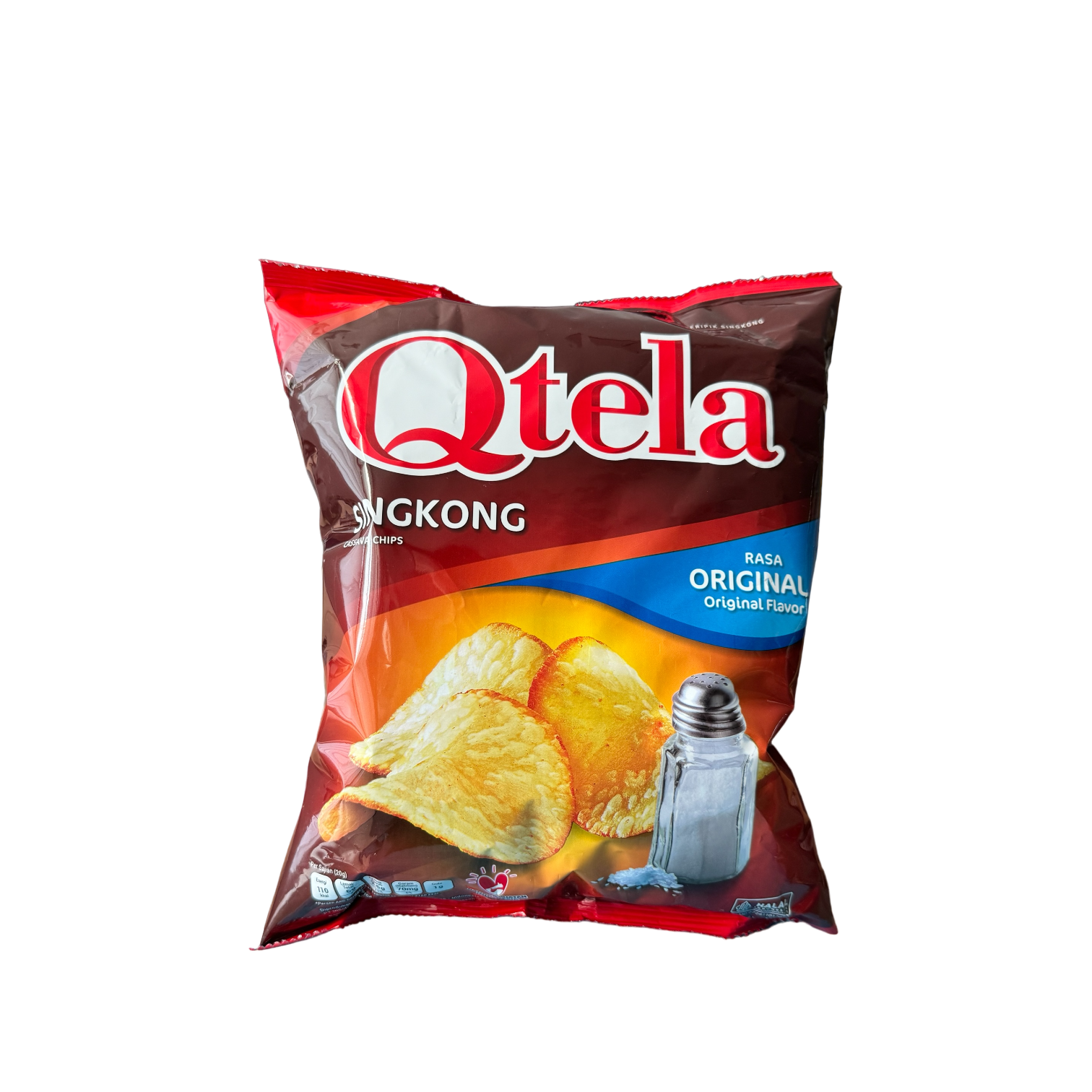 Knusprige Qtela Keripik Singkong Original Chips von Nesia, goldbraun und knusprig, auf hellem Hintergrund.