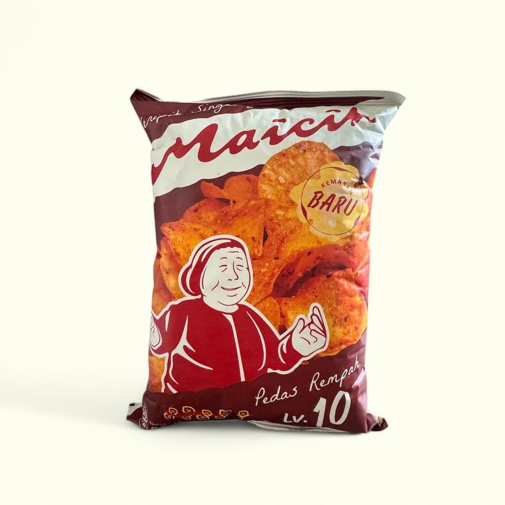 Knusprige Maicih Cassava Chips Level 10 von Nesia Food, Vorspeisen und Snacks, auf weißem Hintergrund, close-up Ansicht.