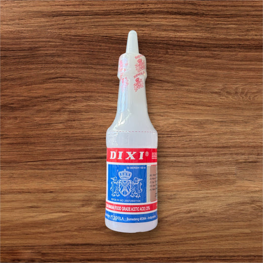 Dixi Essig von Nesia Food, klare Flasche mit dunklem Essig, ideal für Küche und Salate, auf weißem Hintergrund.