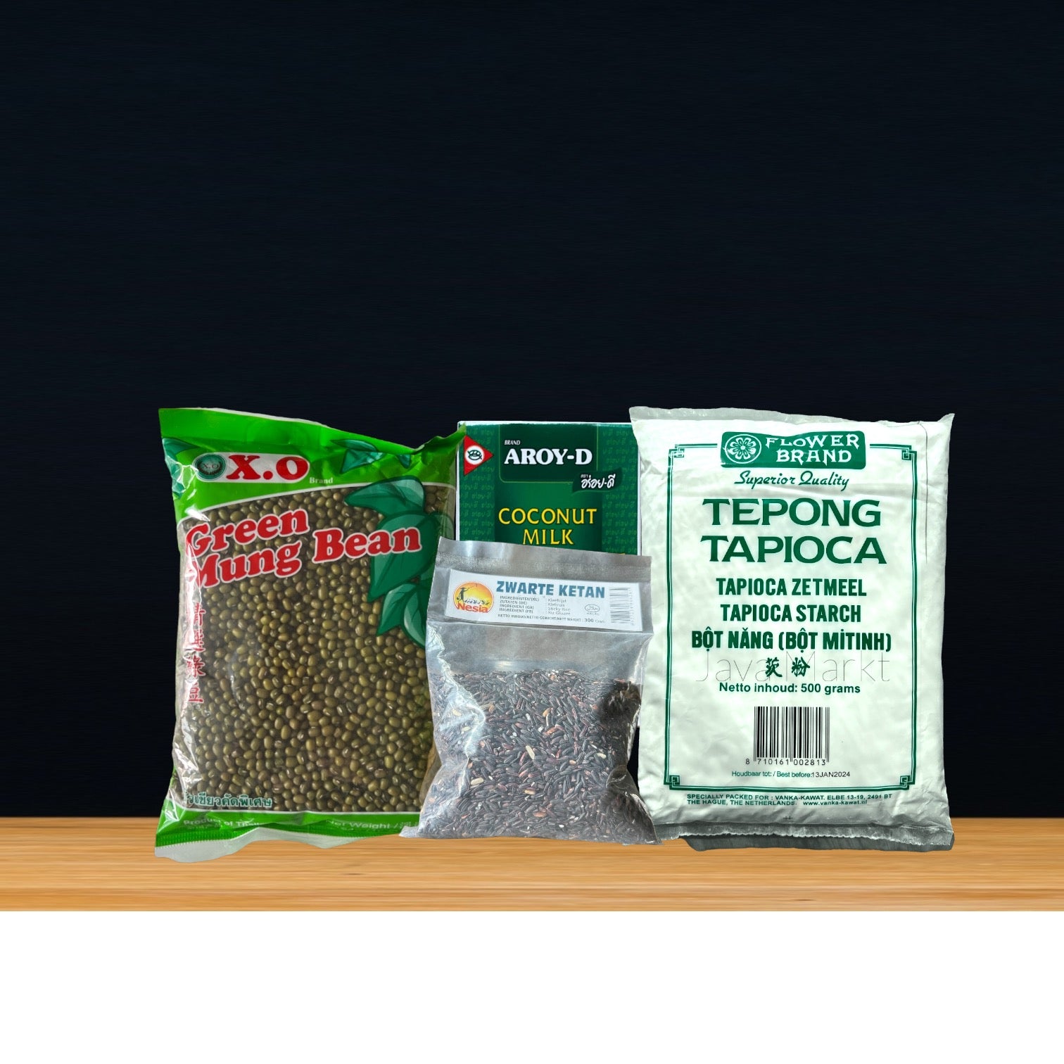 Buntes Lebensmittelpaket mit Bubur Ketan und Kacang Hijau von Java Markt, zeigt die Verpackung und die Zutaten auf der Verpackung