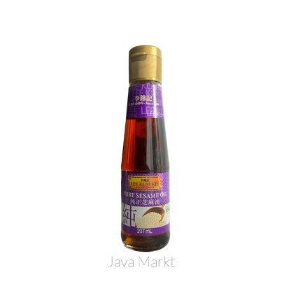 Kochzutaten: Lee Kum Kee Sesamöl in Flasche, orientalische Gewürzflasche mit goldener Beschriftung, für asiatische Gerichte