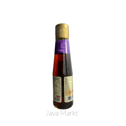 Sesamöl von Lee Kum Kee in einer Flasche, ideal als Kochzutat für asiatische Gerichte, auf einem Küchenhintergrund.