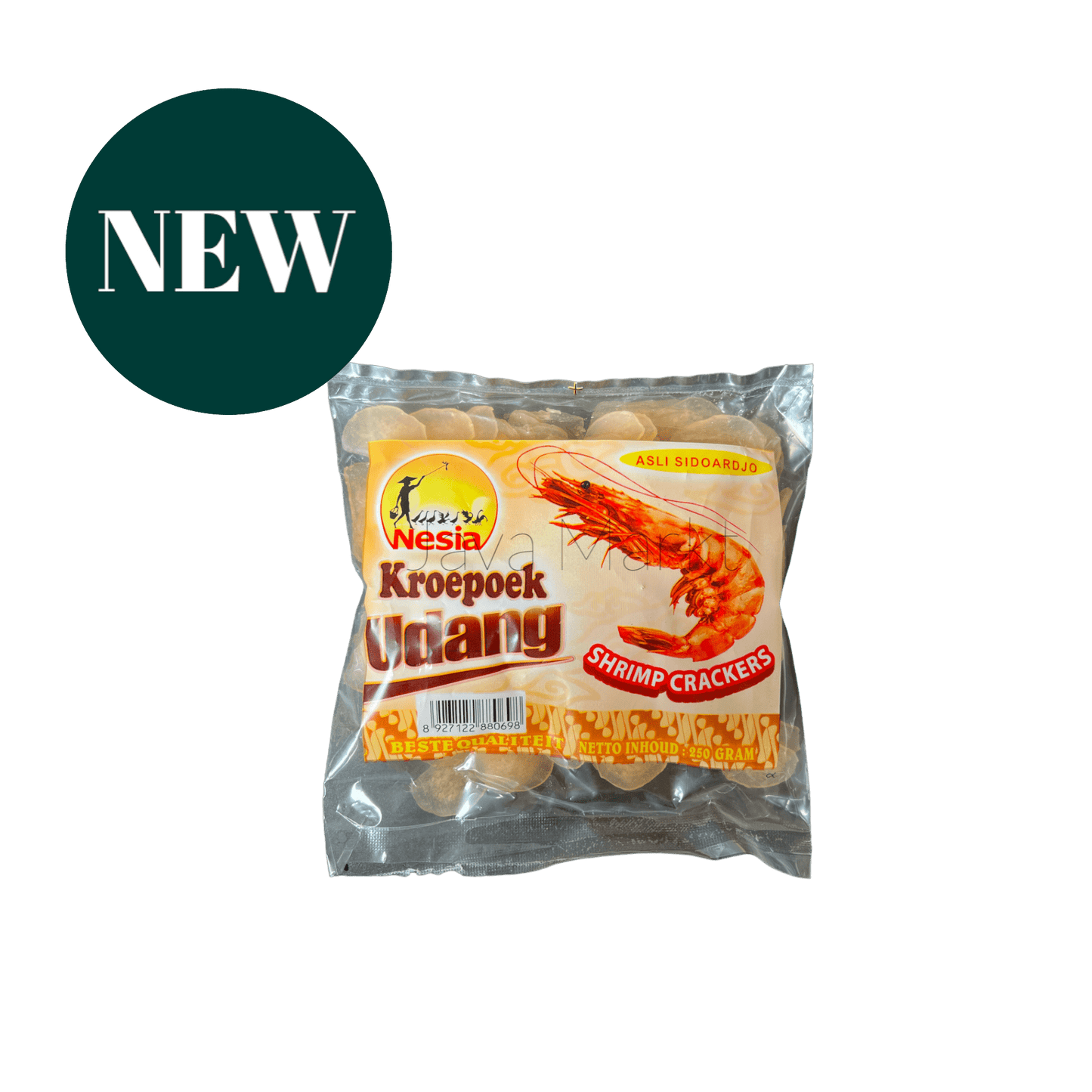 Knuspriger Garnelen-Chips von Nesia Food, 4 cm große, goldene Krupuk Udang auf weißem Hintergrund.