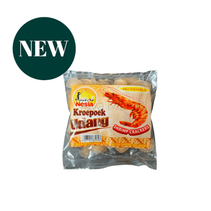 Knuspriger Garnelen-Chips von Nesia Food, 4 cm große, goldene Krupuk Udang auf weißem Hintergrund.