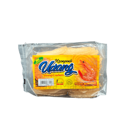 Knusprige Garnelen-Chips von Nesia Food, 6 cm lange Kerupuk Udang mit goldbrauner Farbe auf weißem Hintergrund