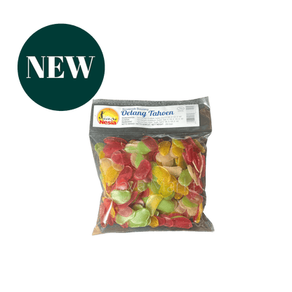 Knusprige Bawang-Kerupuk von Nesia Food, traditionelle Chips mit Zwiebelgeschmack, auf weißem Hintergrund.