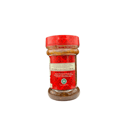 Sambal Bawang Lv. 3 von Nesia Food, scharfe indonesische Sambal mit Knoblauch, in einer weißen Schüssel serviert