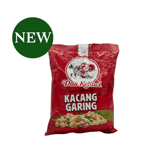 Knusprige Kacang Garing von Dua Kelinci, Nesia Food, als Snack in einer offenen Packung sichtbar