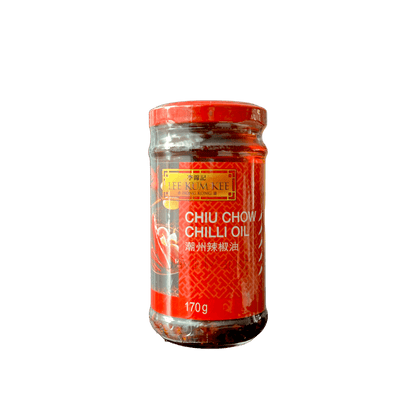Chiliöl von Lee Kum Kee in einer Flasche, scharfe Chilisauce mit rotem Chili-Öl, für asiatische Gerichte.
