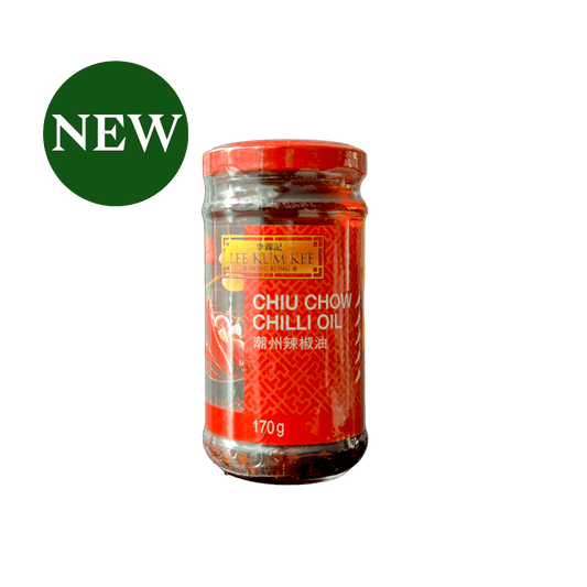 Chiliöl von Lee Kum Kee in einer Flasche, scharfe Chilisauce mit rotem Öl, ideal für asiatische Gerichte, präsentiert in der Flasche
